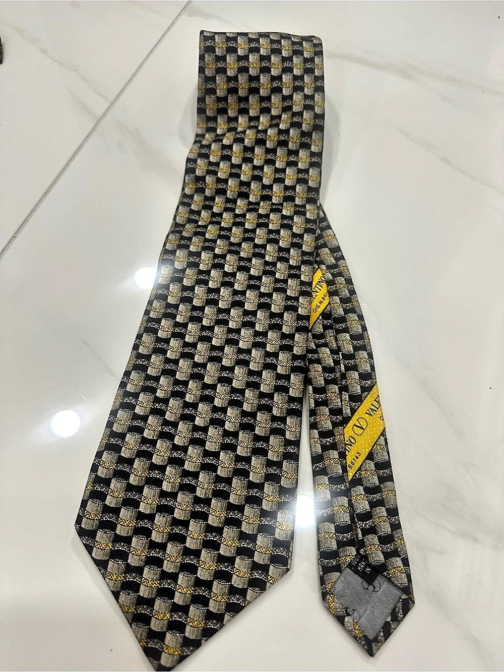 Valentino Cravatte 100% Silk Men’s Tie Made in Italy Gray Black Yellow Geometric